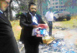 El Sub Intendente quemando el peligro de los judíos mesiánicos